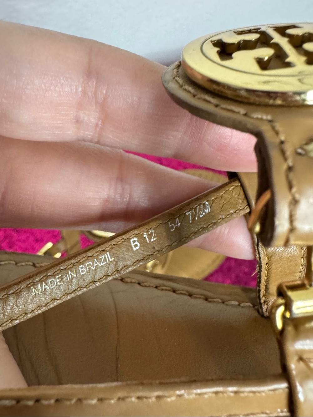 TORY BURCH 🌟 Tan Leather “ALI” Thong Sandals, Gold Logo Medallions (Women’s 6.5) - Picture 11 of 13